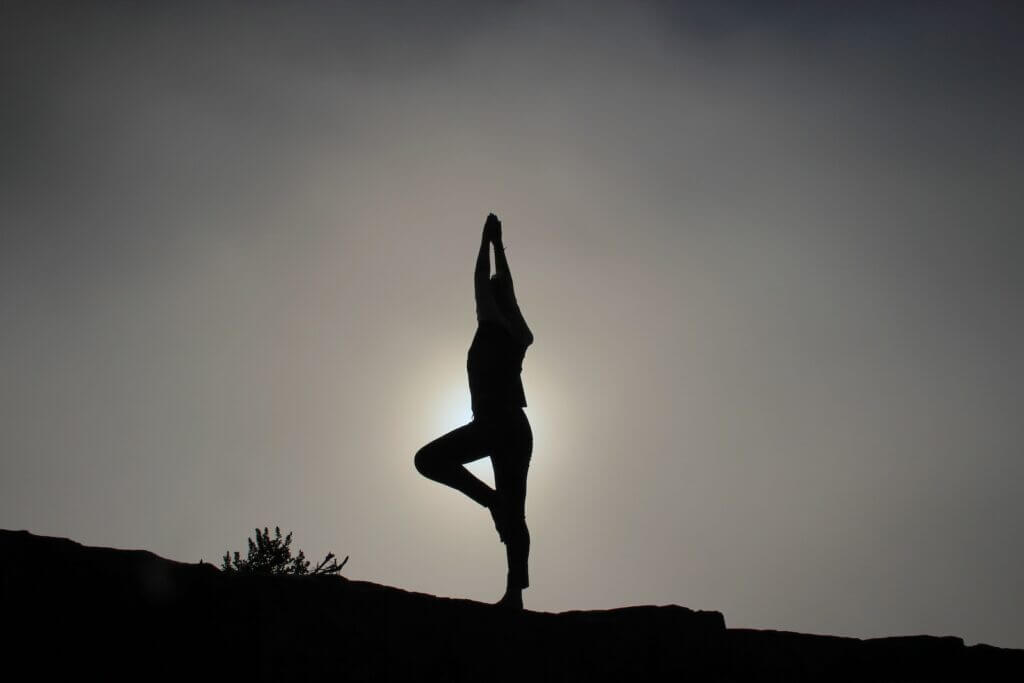  persona haciendo ejercicios de yoga