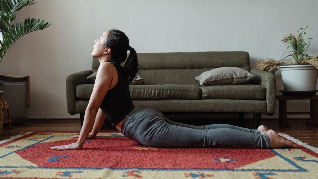 Femme faisant la pose de yoga Cobra