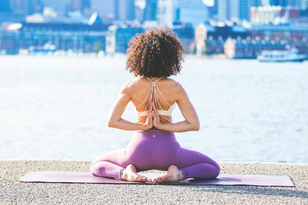 femme faire du yoga face à la rivière